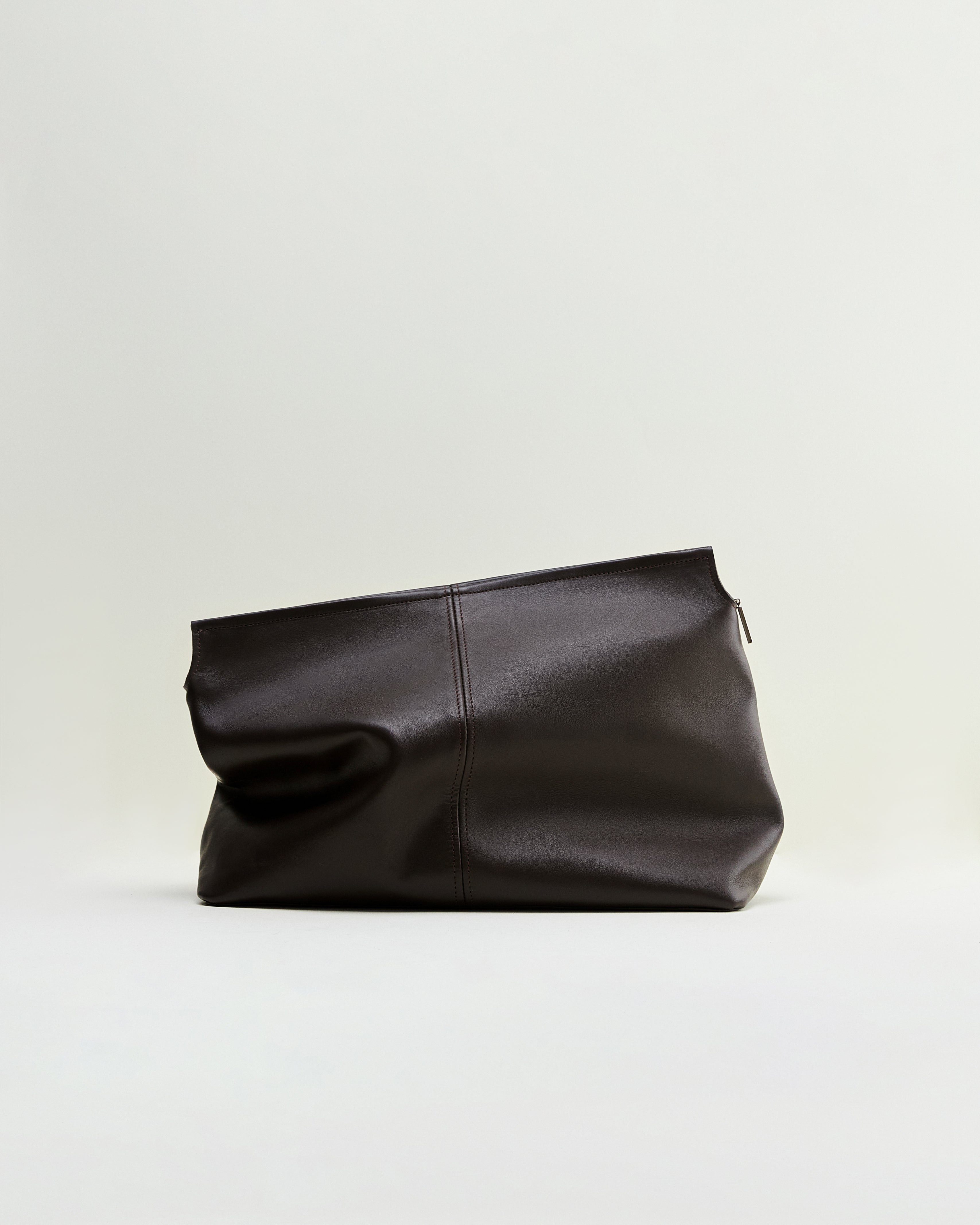 Elza clutch bag in brown